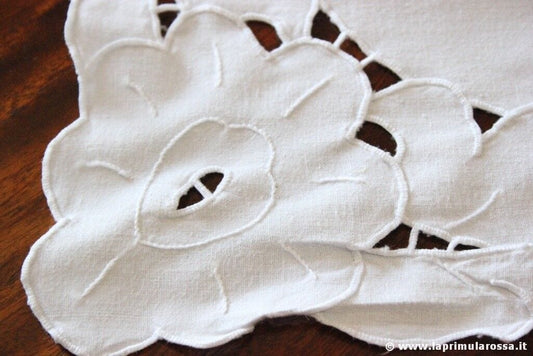 CENTRO VINTAGE INTAGLIATO FORMA QUADRATA 73x73 - VINTAGE EMBROIDERED LINEN TABLE Corredo Pizzi e Tessuti