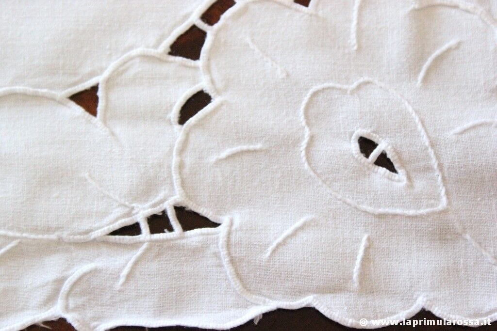 CENTRO VINTAGE INTAGLIATO FORMA QUADRATA 73x73 - VINTAGE EMBROIDERED LINEN TABLE Corredo Pizzi e Tessuti
