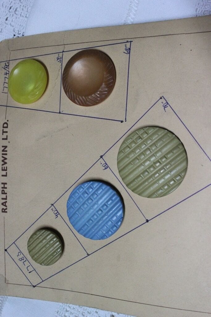 CINQUE VECCHI BOTTONI DA COLLEZIONE / BOTTONE GIOIELLO / FIVE VINTAGE BUTTONS Bigiotteria & Accessori