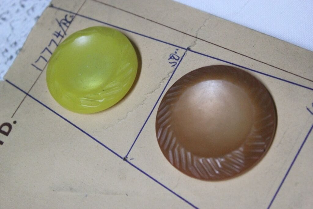CINQUE VECCHI BOTTONI DA COLLEZIONE / BOTTONE GIOIELLO / FIVE VINTAGE BUTTONS Bigiotteria & Accessori