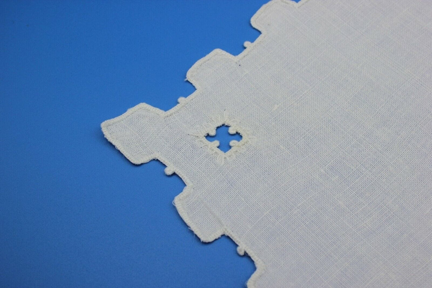 COPPIA DI CENTRINI ANTICHI IN LINO CENTRI RICAMATI A MANO QUADRATI VINTAGE Corredo Pizzi e Tessuti