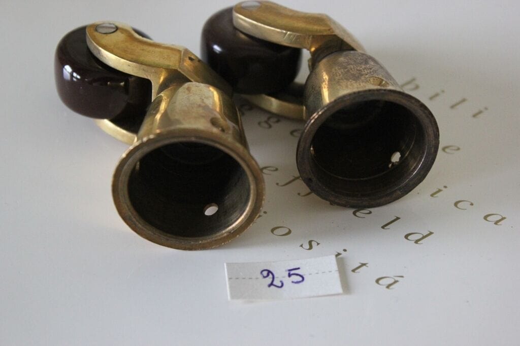 COPPIA DI ROTELLE INGLESI IN CERAMICA PER TAVOLINO '800 FERRAMENTA x RESTAURO Restauro