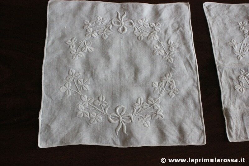 COPPIA DI TOVAGLIOLI VINTAGE RICAMATI - COPRIVASSOIO - CENTRINO cm 35X35 Corredo Pizzi e Tessuti
