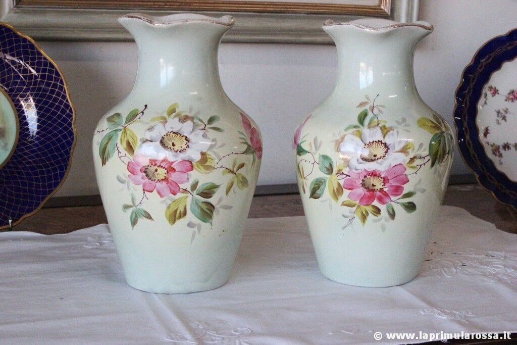 COPPIA DI VASI D'EPOCA IN CERAMICA H CM 25 VASO ANTICO CON DECORO A FIORI Ceramiche e Porcellane