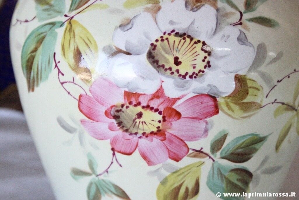 COPPIA DI VASI D'EPOCA IN CERAMICA H CM 25 VASO ANTICO CON DECORO A FIORI Ceramiche e Porcellane