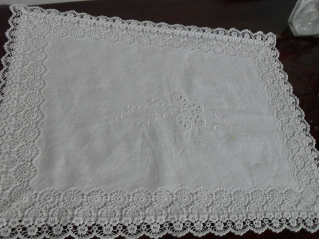 COPRIGUANCIALE RICAMATO D'EPOCA X CULLA + PIZZO FEDERA ANTICA x NEONATO Corredo Pizzi e Tessuti