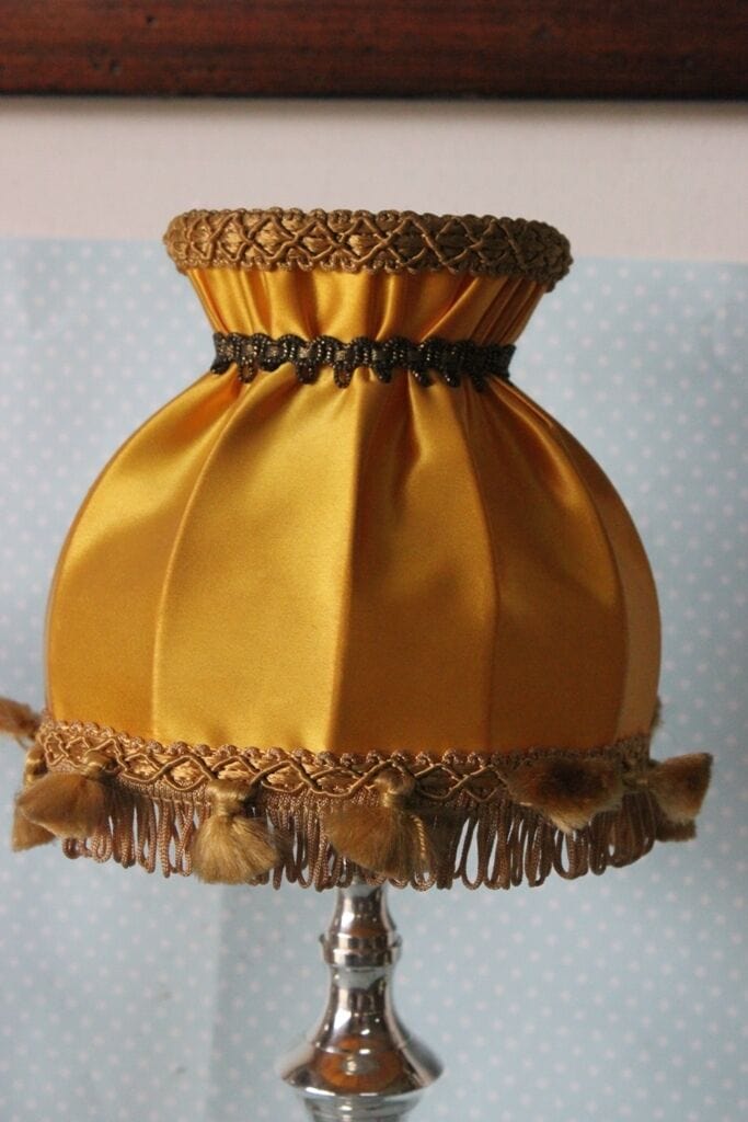 D3 - PARALUME VINTAGE IN STOFFA h cm 13 GIALLO ORO PER ABAT JOUR / APPLIQUE Lampade Appliques