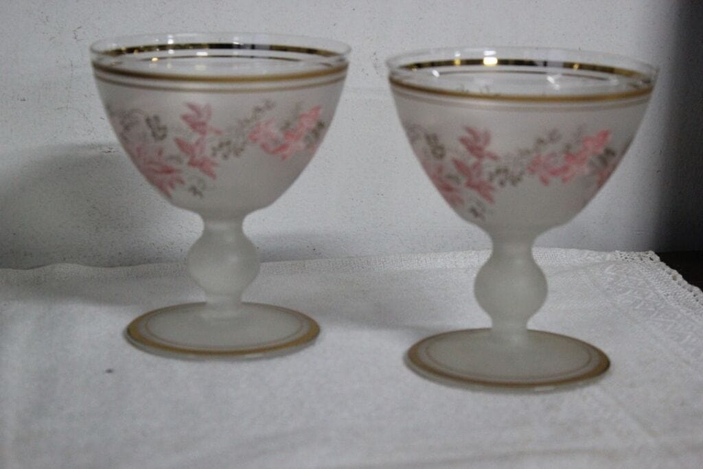 DUE COPPE VINTAGE IN VETRO SATINATO h cm 13 - COPPIA DI BICCHIERI CALICE ANNI 70 Vetri e Cristalli