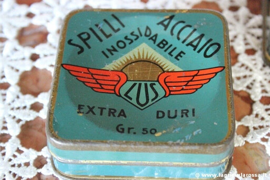 DUE SCATOLE IN LATTA VINTAGE SPILLI ACCIAIO DURI LUS TWO VINTAGE PINS TIN BOX Pubblicità vintage