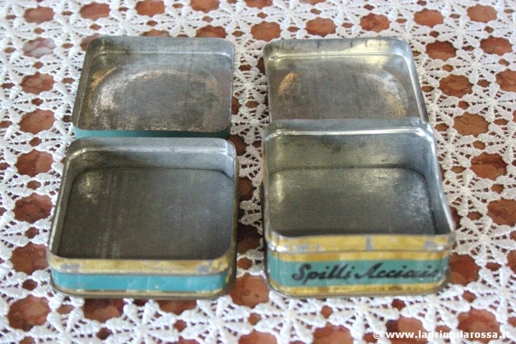DUE SCATOLE IN LATTA VINTAGE SPILLI ACCIAIO DURI LUS TWO VINTAGE PINS TIN BOX Pubblicità vintage