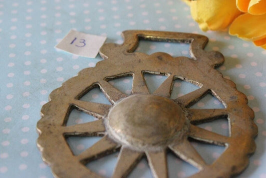 FINIMENTO D'EPOCA IN OTTONE PER CAVALLO CON SOLE VECCHIA PLACCA / HORSE BRASS Ottone