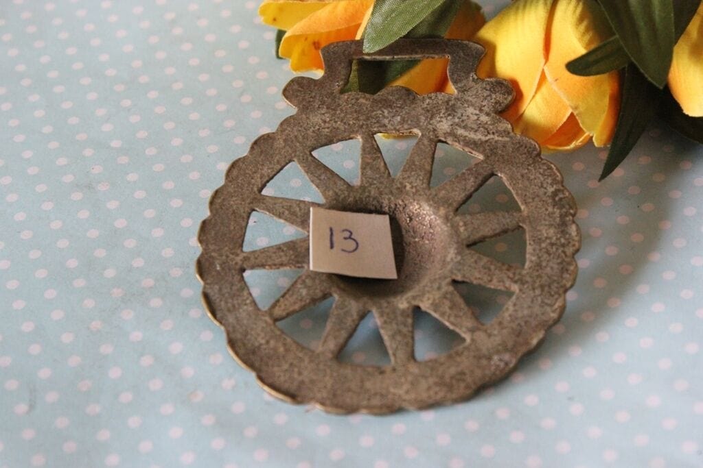 FINIMENTO D'EPOCA IN OTTONE PER CAVALLO CON SOLE VECCHIA PLACCA / HORSE BRASS Ottone