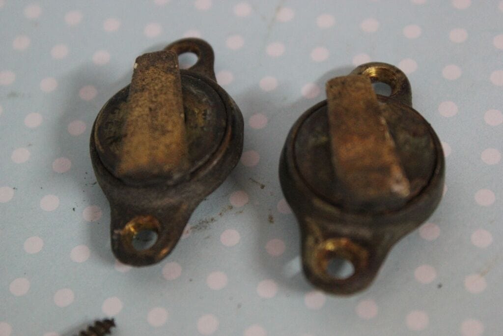 GANCI ANTICHI PER SPECCHIO BASCULANTE DI TOILETTE INGLESE VECCHIA FERRAMENTA Restauro