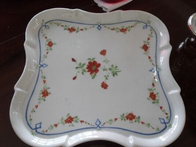 GRANDE PIATTO ANTICO IN CERAMICA DECORATO A MANO - VECCHIO VASSOIO QUADRATO Ceramiche e Porcellane