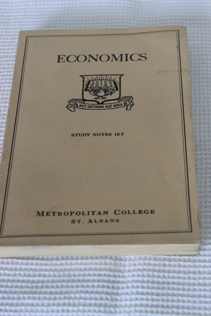 LIBRO VINTAGE IN LINGUA INGLESE ECONOMICS Libri