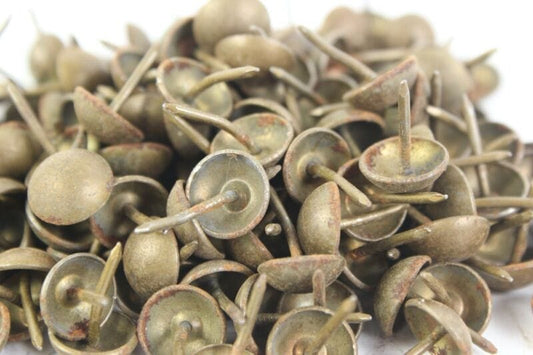 Lotto di 50 chiodi antichi in ferro tappezzeria borchie vecchi chiodini restauro Restauro