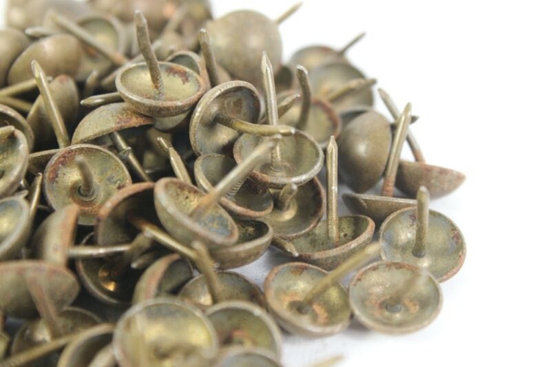 Lotto di 50 chiodi antichi in ferro tappezzeria borchie vecchi chiodini restauro Restauro