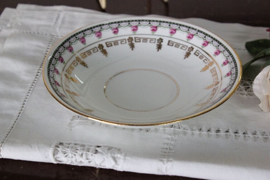 PIATTINO INGLESE D'EPOCA IN PORCELLANA - VINTAGE BONE CHINA SAUCER Ceramiche e Porcellane