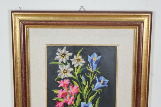 Quadro con fiori mezzo punto ricamo vintage ricamato con lana cornice oro dorata Corredo Pizzi e Tessuti