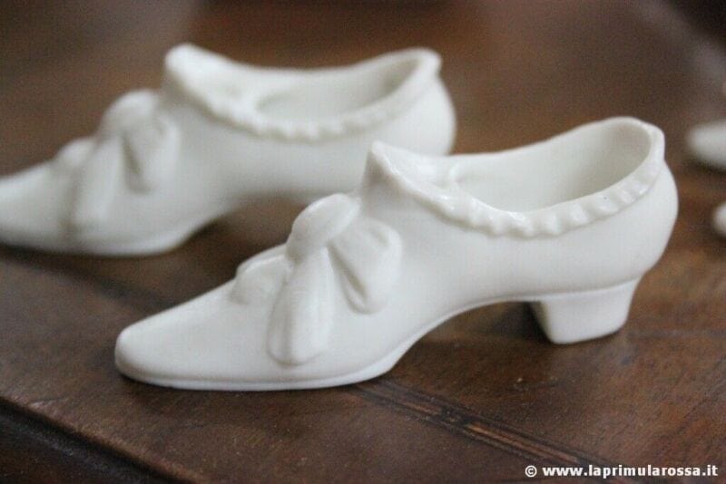 QUATTRO SCARPINE VINTAGE IN PORCELLANA DA COLLEZIONE- 4 VINTAGE MINIATURE SHOES Ceramiche e Porcellane