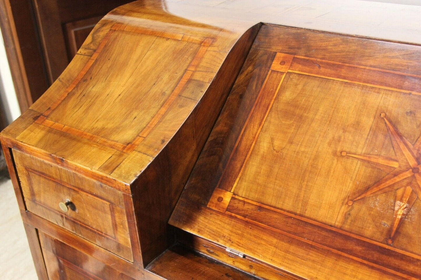 Ribalta Antica mobile italiano como secretaire in legno di noce intarsiato rosa Arredamento