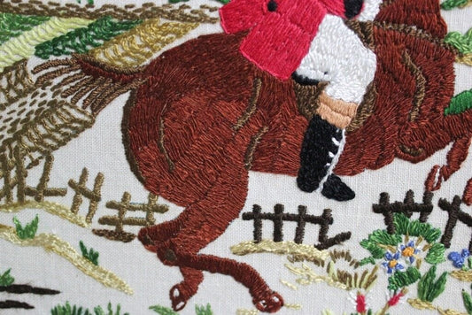 RICAMO VINTAGE RAFFIGURANTE UN CAVALLO CON FANTINO 55 h 46 PANNELLO SHABBY Corredo Pizzi e Tessuti