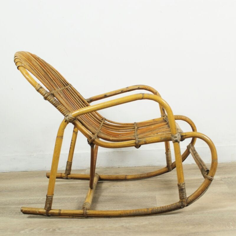 Sedia a dondolo antica vintage di in bambu bamboo e vimini sediolina per bambino Arredamento