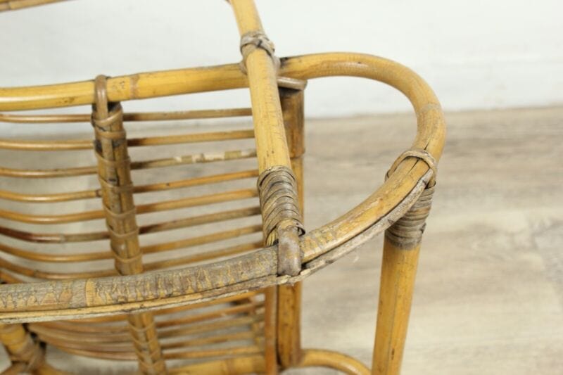 Sedia a dondolo antica vintage di in bambu bamboo e vimini sediolina per bambino Arredamento