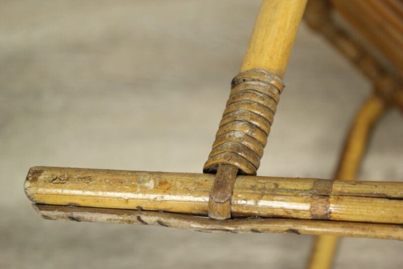 Sedia a dondolo antica vintage di in bambu bamboo e vimini sediolina per bambino Arredamento