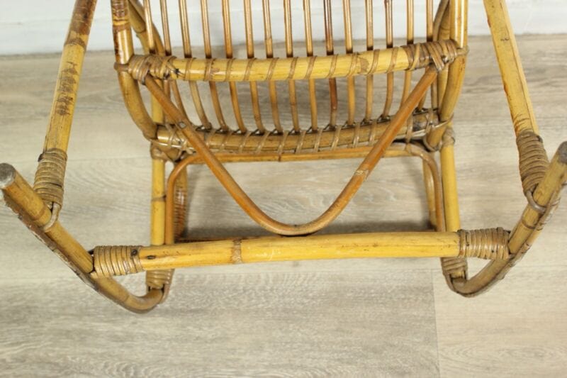 Sedia a dondolo antica vintage di in bambu bamboo e vimini sediolina per bambino Arredamento