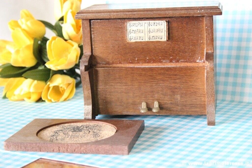 SEI SOTTOBICCHIERI VINTAGE IN LEGNO E SUGHERO DA TAVOLA IN SCATOLA PIANOFORTE Complementi d'arredo