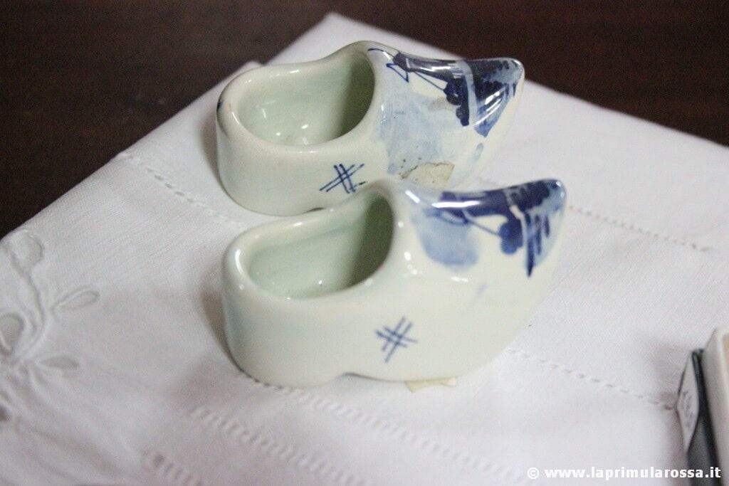 SEI ZOCCOLI IN CERAMICA E LEGNO DA COLLEZIONE  SIX VINTAGE MINIATURE SHOES CLOGS Ceramiche e Porcellane