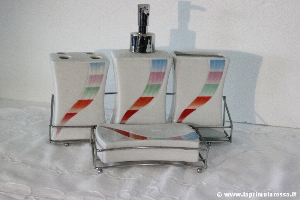 SET DI 4 ACCESSORI DA BAGNO IN CERAMICA CON STRUTTURA IN METALLO CROMATO USATO Other