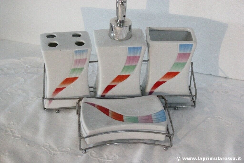 SET DI 4 ACCESSORI DA BAGNO IN CERAMICA CON STRUTTURA IN METALLO CROMATO USATO Other