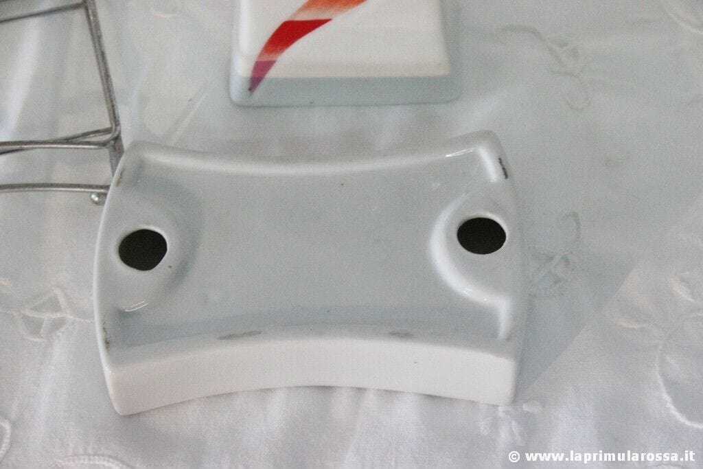 SET DI 4 ACCESSORI DA BAGNO IN CERAMICA CON STRUTTURA IN METALLO CROMATO USATO Other