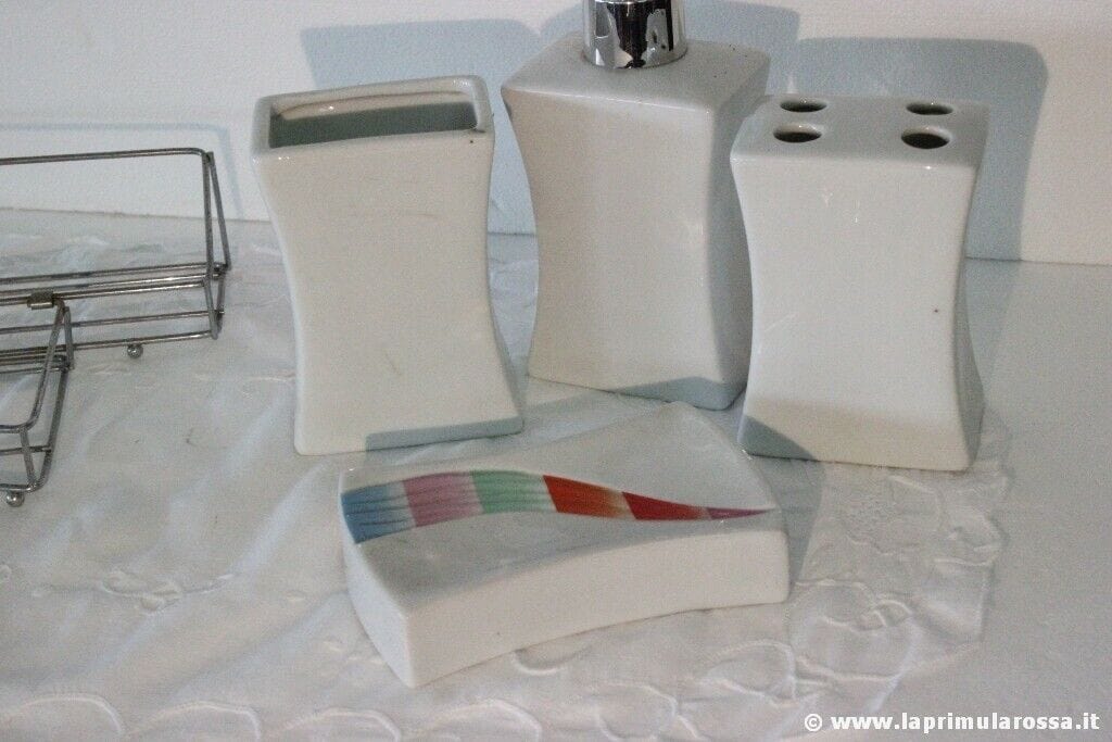 SET DI 4 ACCESSORI DA BAGNO IN CERAMICA CON STRUTTURA IN METALLO CROMATO USATO Other