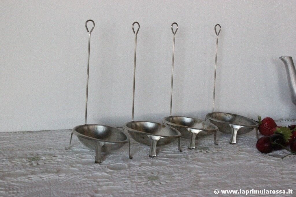set di quattro bracconieri di uova vintage Metal egg strainer Colino Coppette Vintage