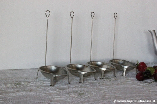 set di quattro bracconieri di uova vintage  Metal egg strainer Colino Coppette Vintage