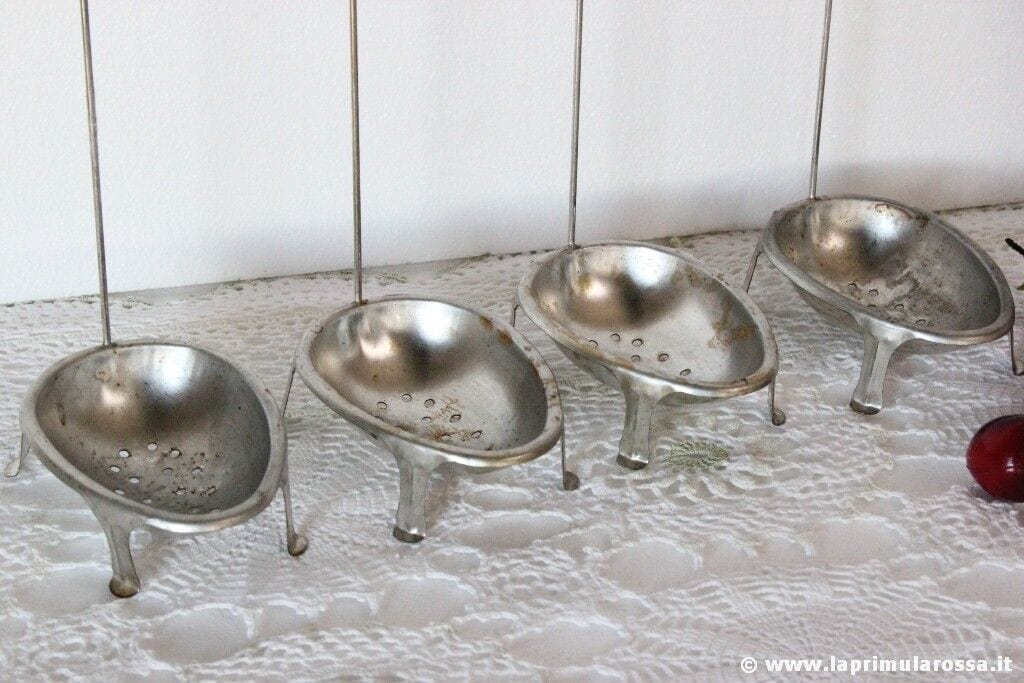 set di quattro bracconieri di uova vintage Metal egg strainer Colino Coppette Vintage
