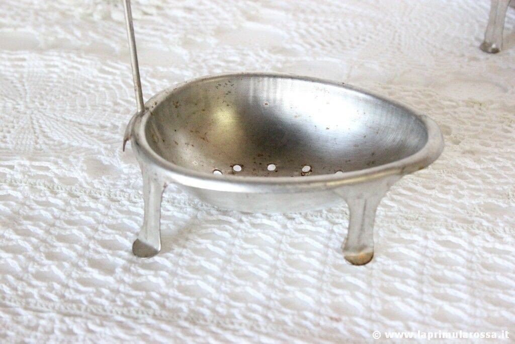 set di quattro bracconieri di uova vintage Metal egg strainer Colino Coppette Vintage