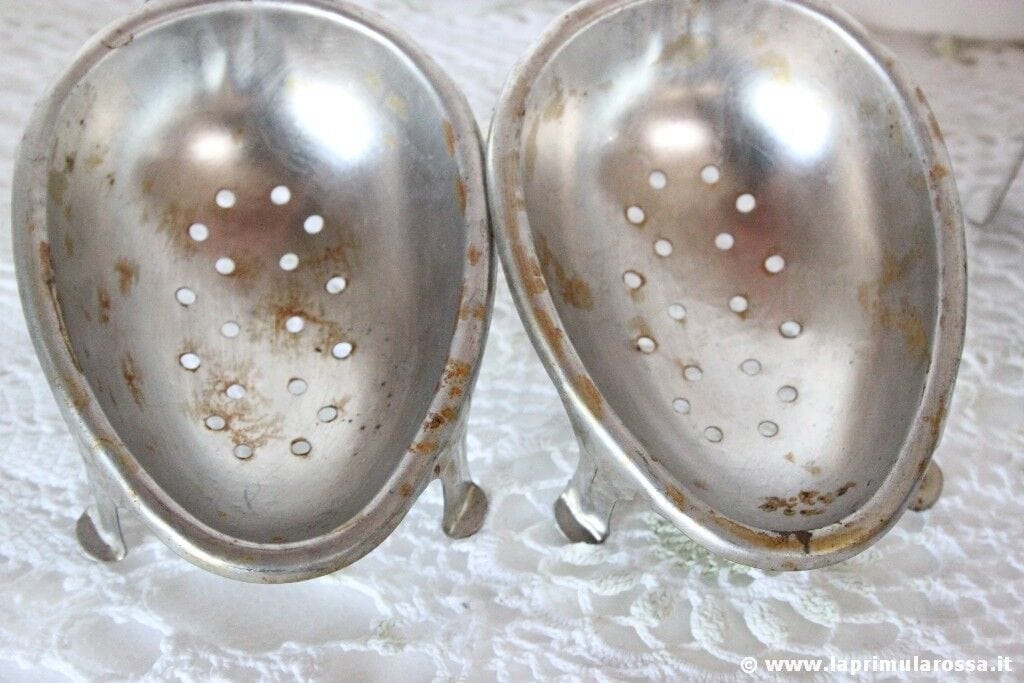 set di quattro bracconieri di uova vintage Metal egg strainer Colino Coppette Vintage