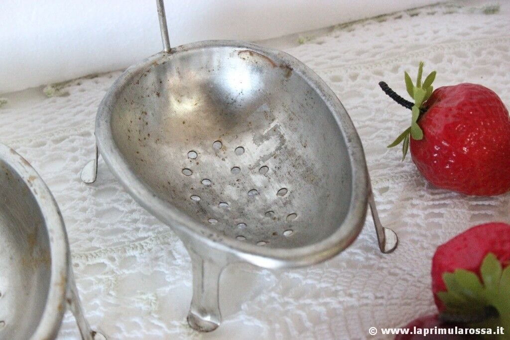 set di quattro bracconieri di uova vintage Metal egg strainer Colino Coppette Vintage