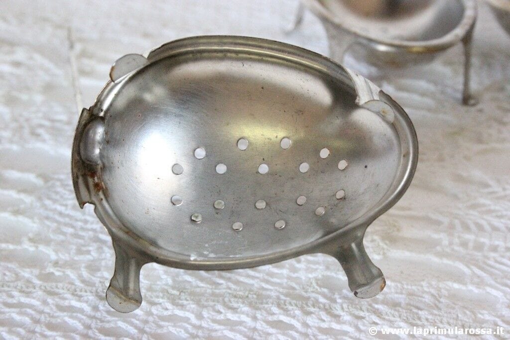 set di quattro bracconieri di uova vintage Metal egg strainer Colino Coppette Vintage