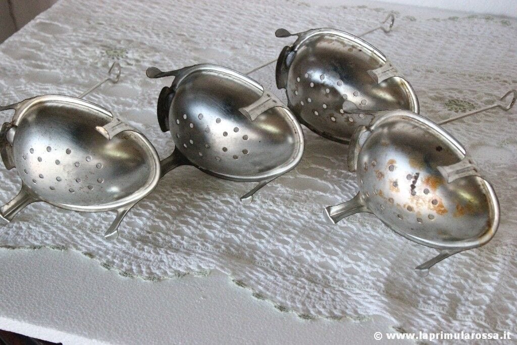 set di quattro bracconieri di uova vintage Metal egg strainer Colino Coppette Vintage