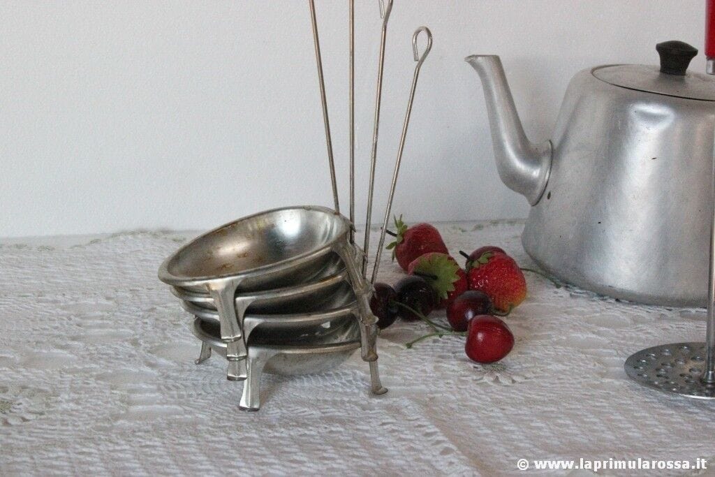 set di quattro bracconieri di uova vintage Metal egg strainer Colino Coppette Vintage