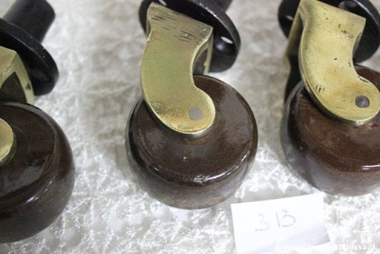 SET DI QUATTRO RUOTE ANTICHE IN CERAMICA E OTTONE  ROTELLE INGLESI 800 CON PERNO Restauro