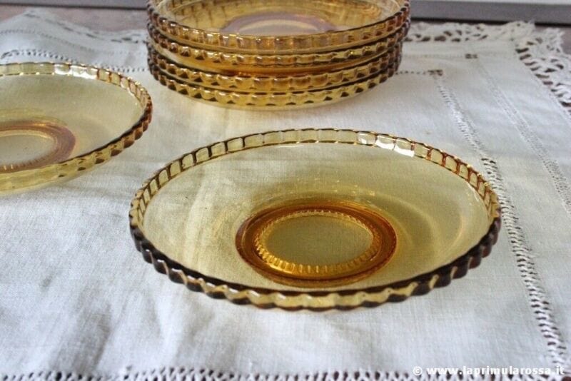 SET DI SEI PIATTINI D'EPOCA IN VETRO GIALLO AMBRA SIX VINTAGE AMBER GLASS PLATES Vetri e Cristalli