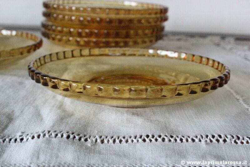 SET DI SEI PIATTINI D'EPOCA IN VETRO GIALLO AMBRA SIX VINTAGE AMBER GLASS PLATES Vetri e Cristalli
