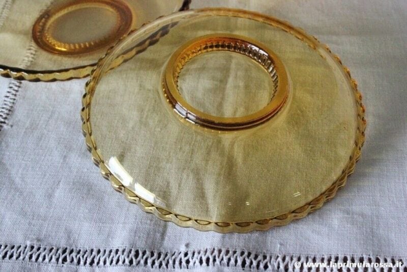 SET DI SEI PIATTINI D'EPOCA IN VETRO GIALLO AMBRA SIX VINTAGE AMBER GLASS PLATES Vetri e Cristalli