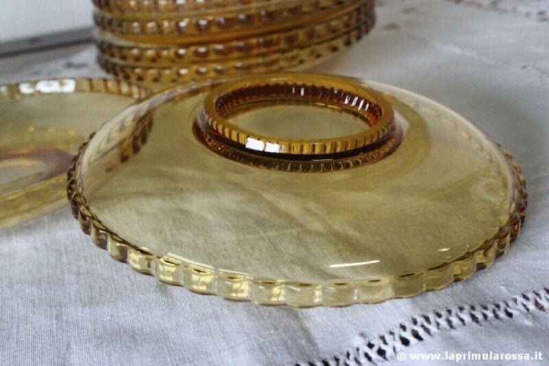 SET DI SEI PIATTINI D'EPOCA IN VETRO GIALLO AMBRA SIX VINTAGE AMBER GLASS PLATES Vetri e Cristalli